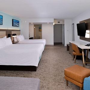 Queen Large Family Corner Room Two Queen Beds Full Bay View